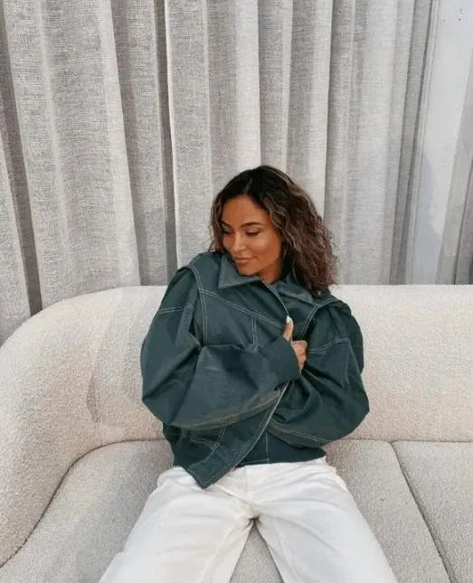 Cazadora oversize para mujer de efecto cuero con pespuntes en contraste en verde