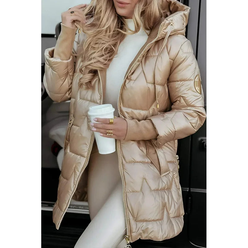 Abrigo acolchado largo con capucha para mujer en beige – vista frontal
