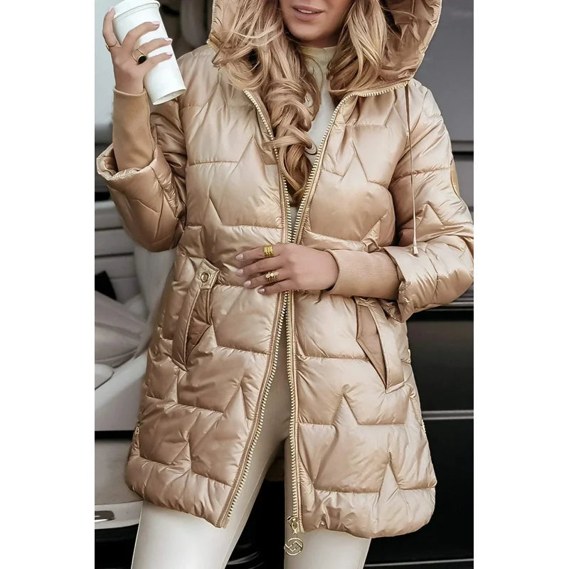 Abrigo acolchado largo con capucha para mujer en beige – abierto – vista frontal