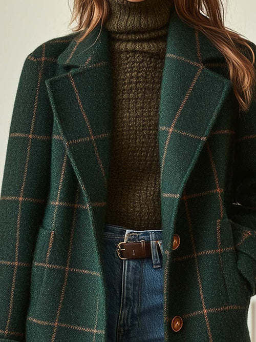 Detalle de las solapas y los botones del abrigo de cuadros para mujer en verde oscuro