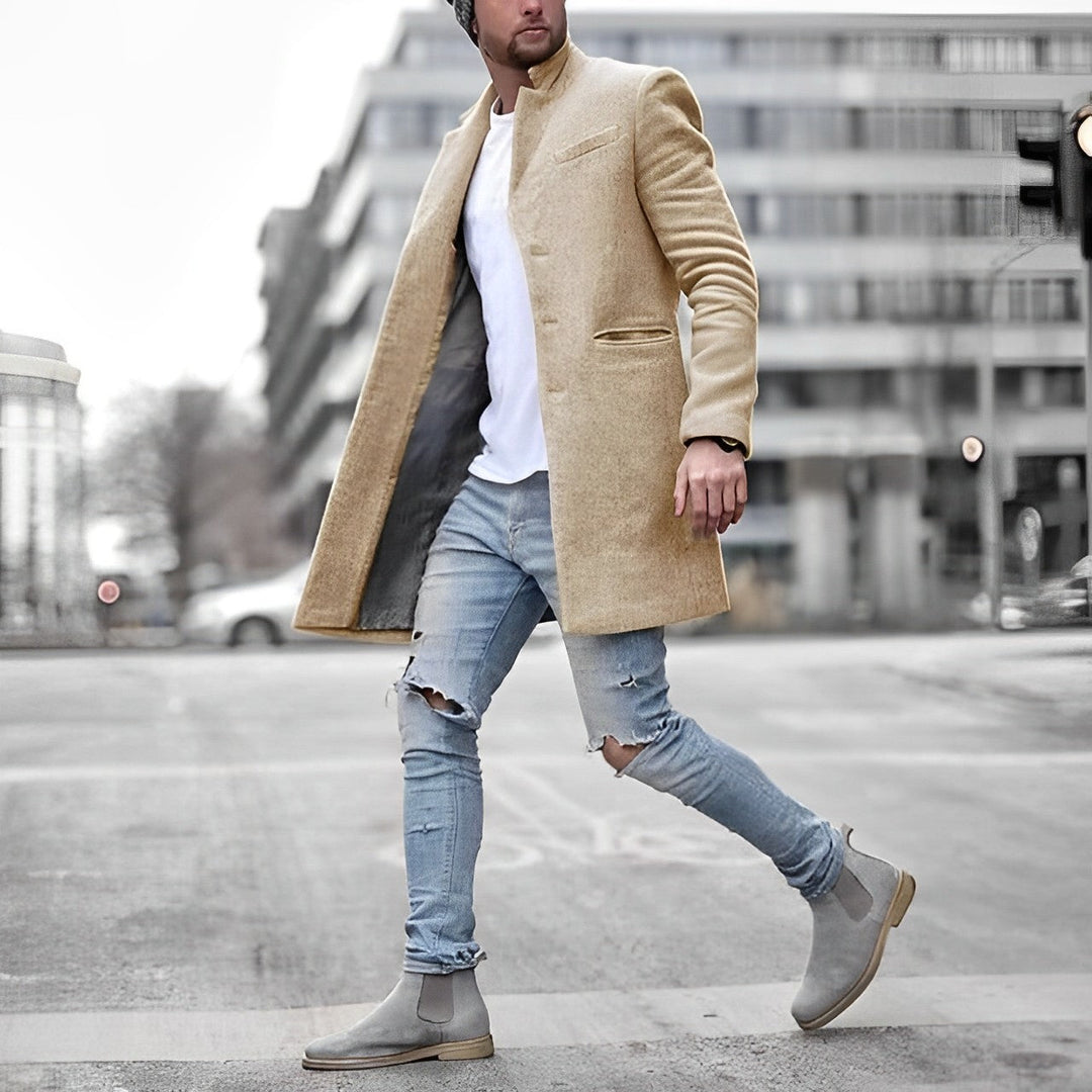 Abrigo beige para hombre con cuello mao y frente abierto, visto de perfil