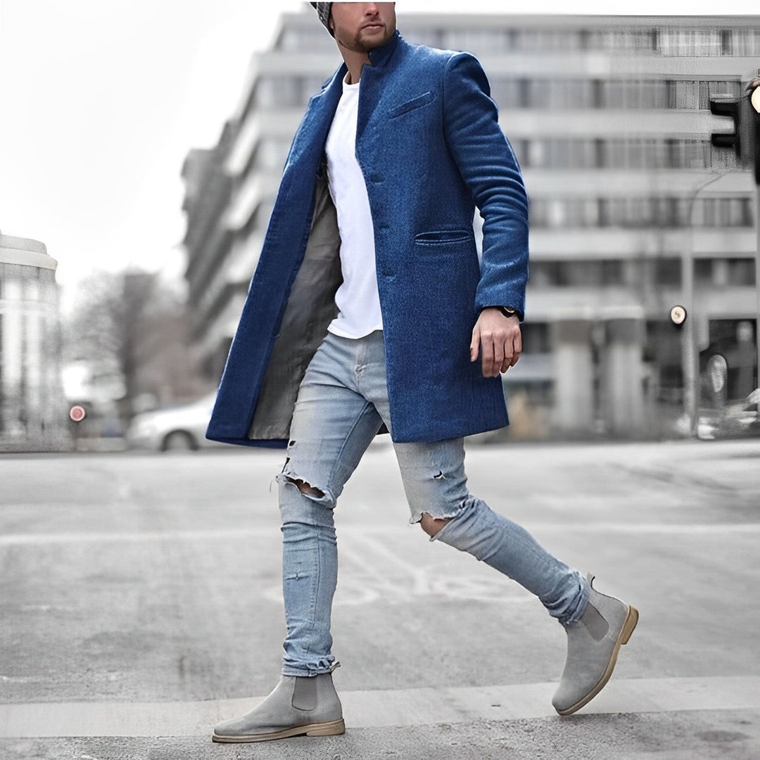 Abrigo azul para hombre con cuello mao y bolsillos de ribete, visto de perfil