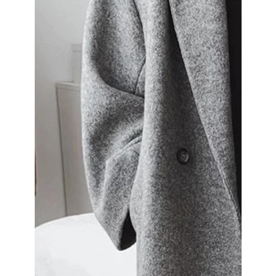 Abrigo largo para mujer con solapas anchas y botones en gris, detalle del tejido