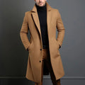 Abrigo largo camel para hombre con solapas y botones, puesto con jersey negro