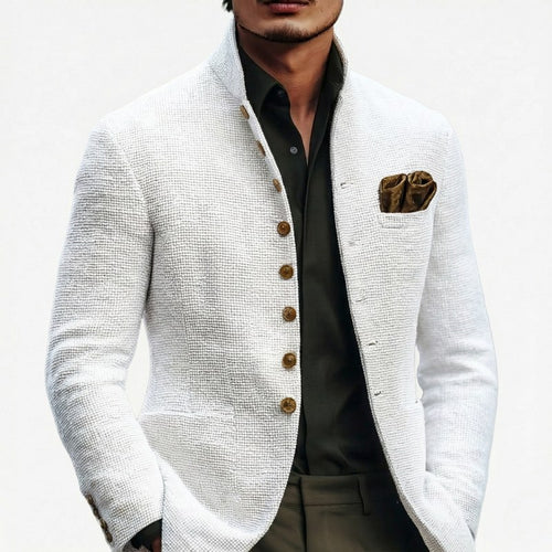 Blazer blanco con cuello mao y botones dorados para hombre – vista frontal sobre fondo claro