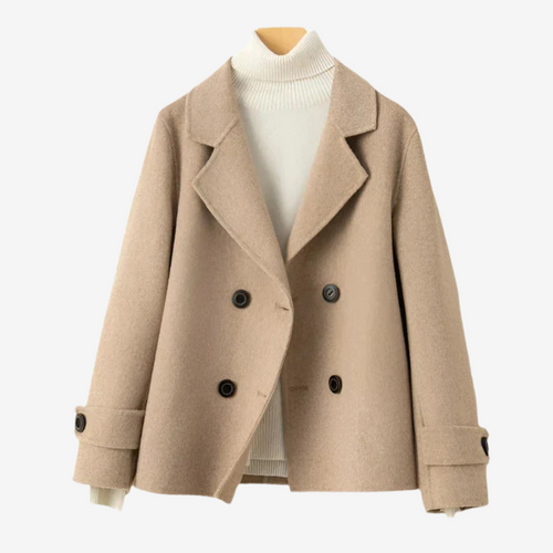 Blazer corto de doble botonadura para mujer en camel, vista frontal con pestañas en los puños