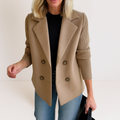 Blazer cruzado con doble botonadura para mujer en camel – vista frontal