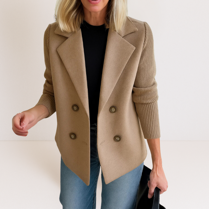 Blazer cruzado con doble botonadura para mujer en camel – vista frontal