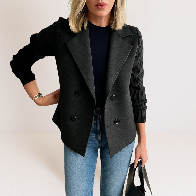 Blazer cruzado con doble botonadura para mujer en negro – vista frontal