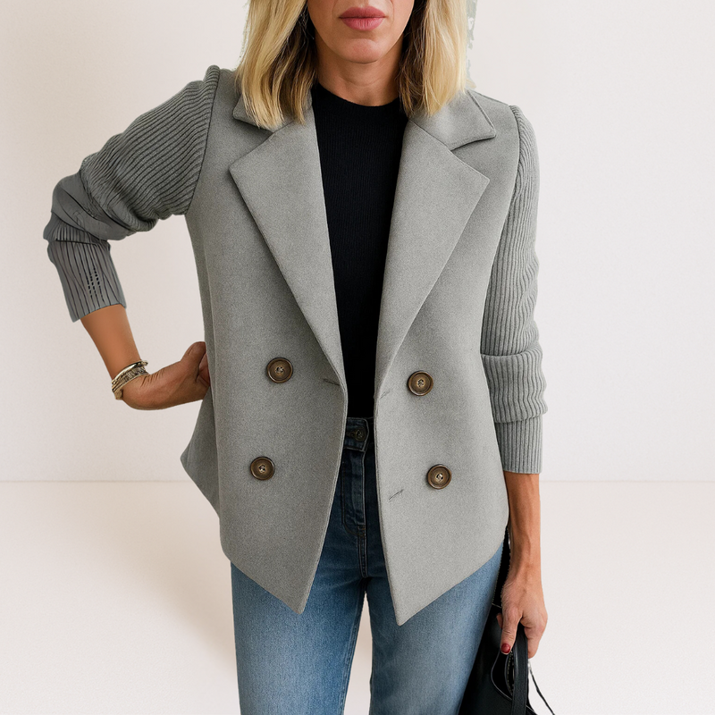 Blazer cruzado con doble botonadura para mujer en gris – vista frontal