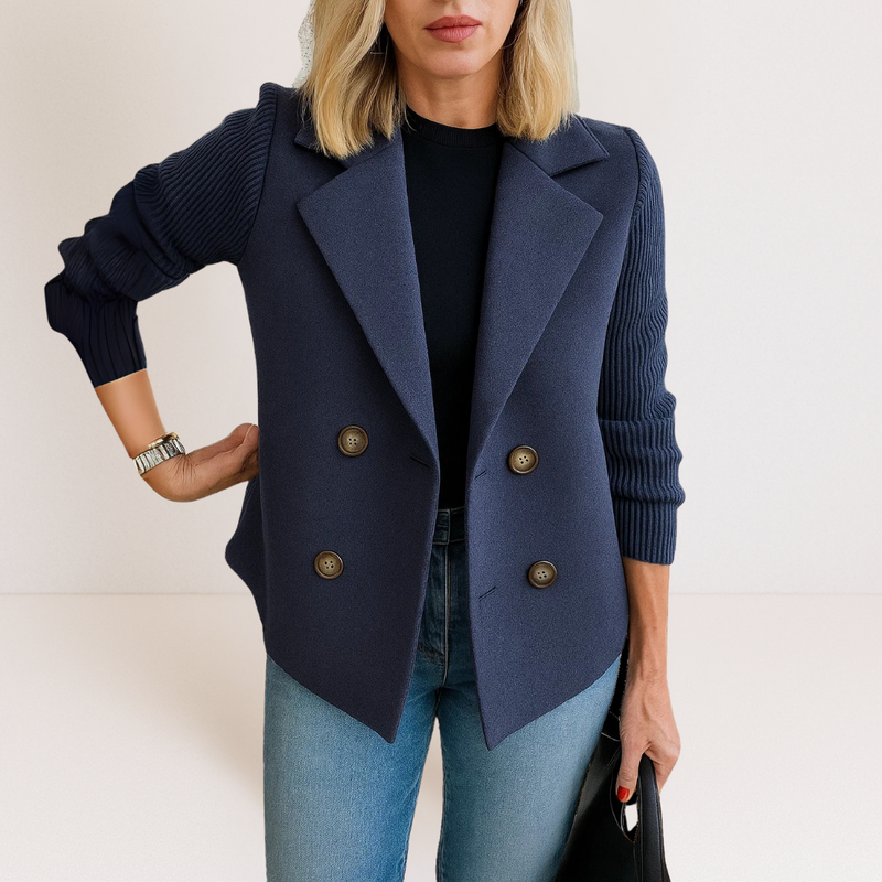 Blazer cruzado con doble botonadura para mujer en azul marino – vista frontal