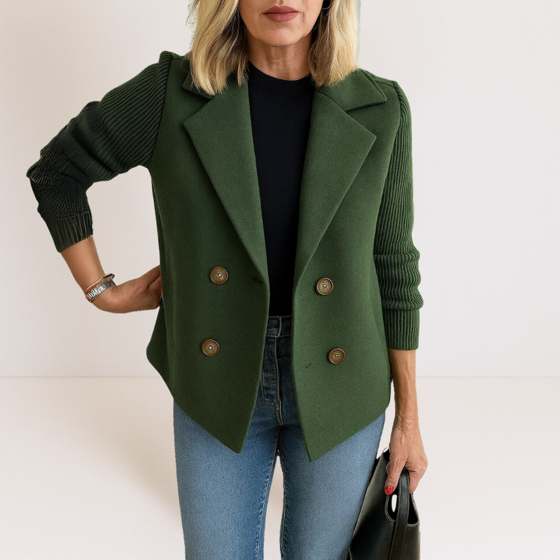 Blazer cruzado con doble botonadura para mujer en verde oscuro – vista frontal