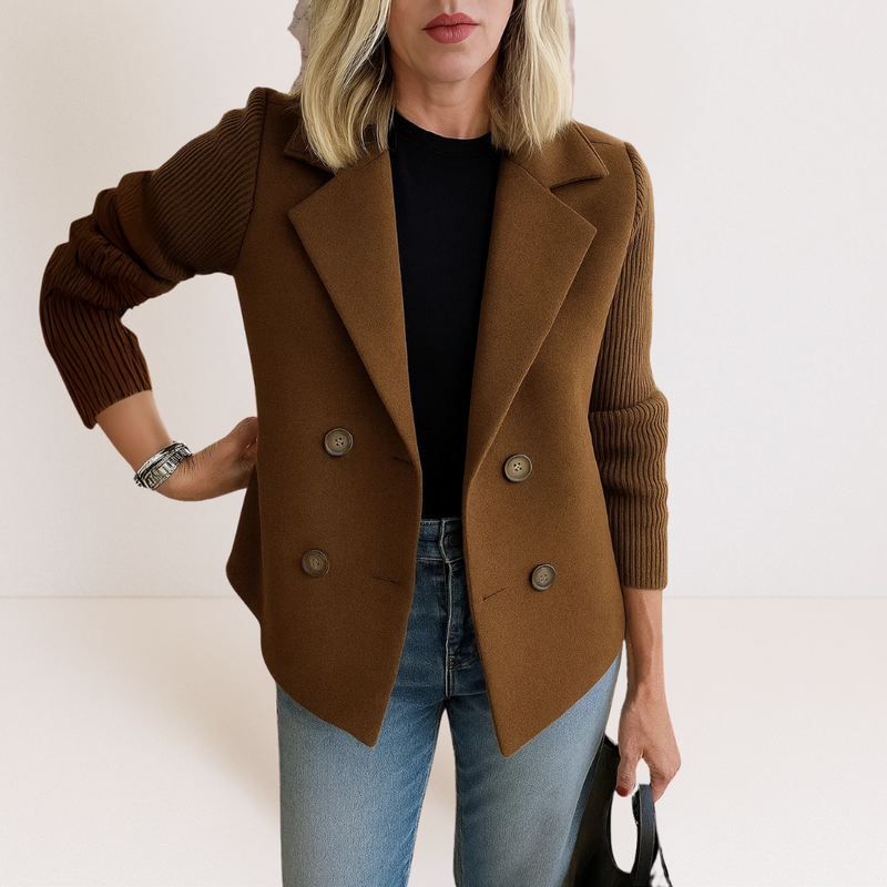 Blazer cruzado con doble botonadura para mujer en marrón – vista frontal