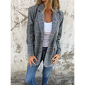 Blazer de cuadros con solapas para mujer en negro – vista frontal