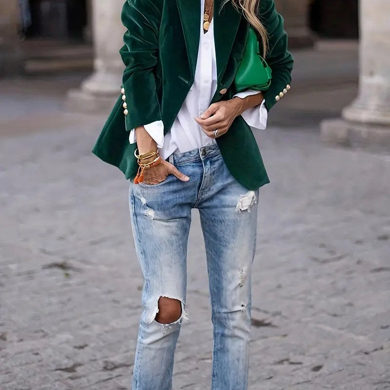 Blazer de efecto terciopelo para mujer en verde con vaqueros rotos