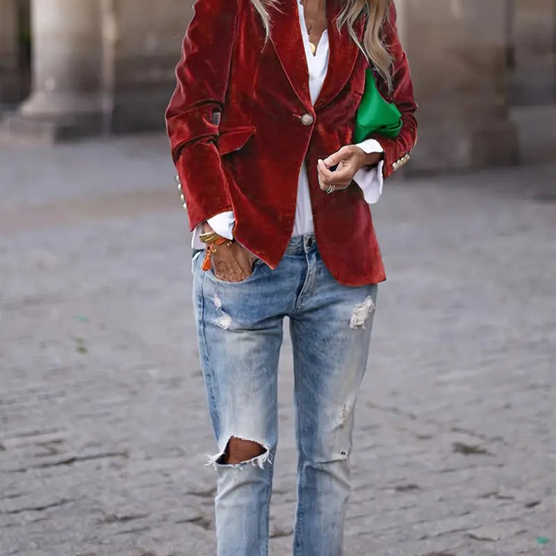 Blazer de efecto terciopelo para mujer en rojo con vaqueros rotos