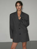 Blazer oversize para mujer en gris oscuro con solapas anchas y dos botones, vista frontal