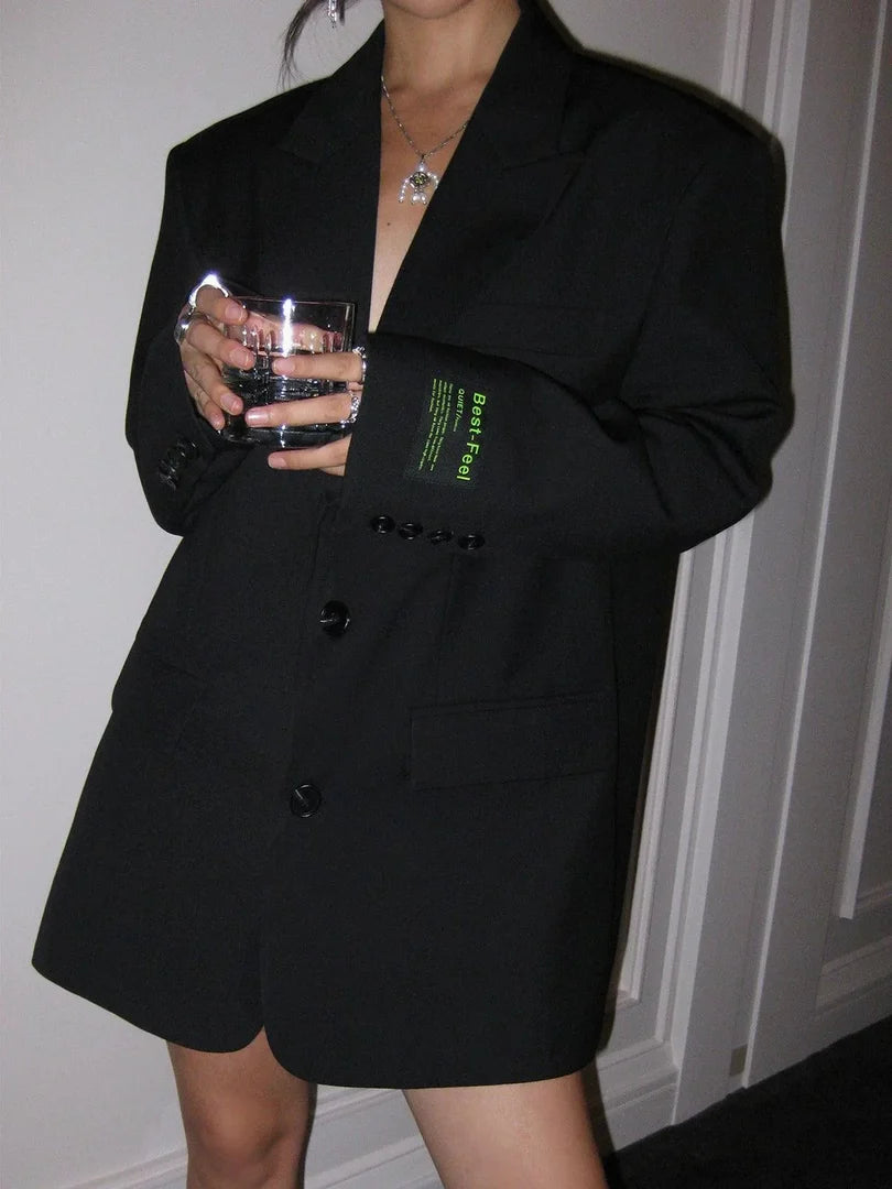 Detalle de los botones de los puños del blazer oversize para mujer en negro
