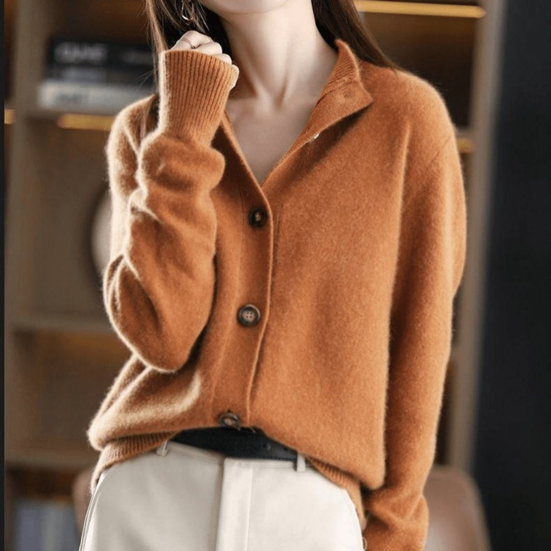 Cárdigan de punto suave para mujer con cuello redondo y botones en camel, vista frontal