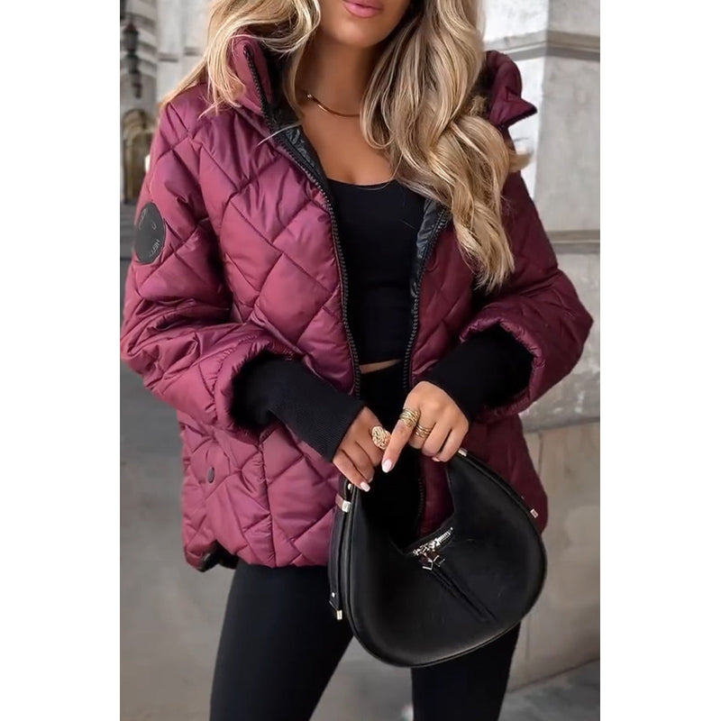 Chaqueta acolchada de rombos con capucha para mujer en burdeos – con bolso – vista frontal