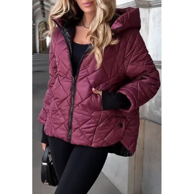 Chaqueta acolchada de rombos con capucha para mujer en burdeos – con capucha – vista lateral