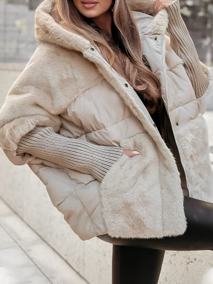 Detalle de la capucha y la cremallera de la chaqueta acolchada para mujer en beige