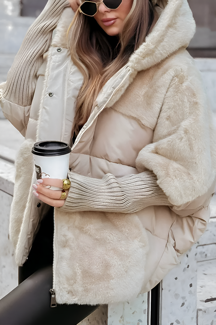 Chaqueta acolchada para mujer con paneles de pelo suave en beige, vista de cerca