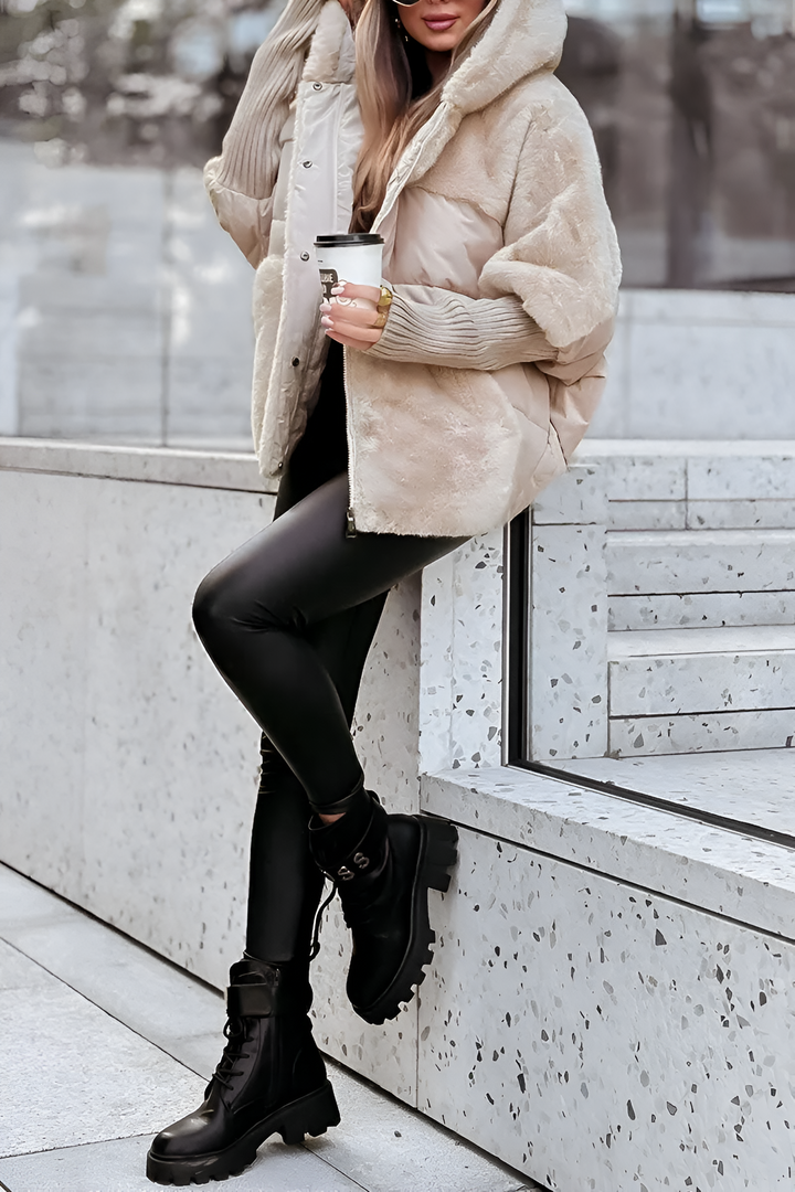 Chaqueta acolchada oversize para mujer en beige, look completo con botas negras