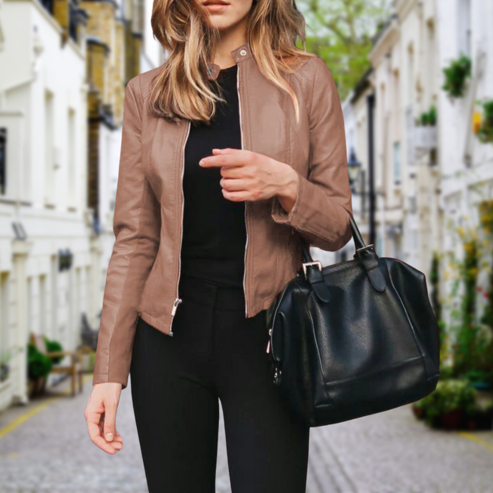 Chaqueta corta ajustada de aspecto cuero para mujer en beige, vista frontal