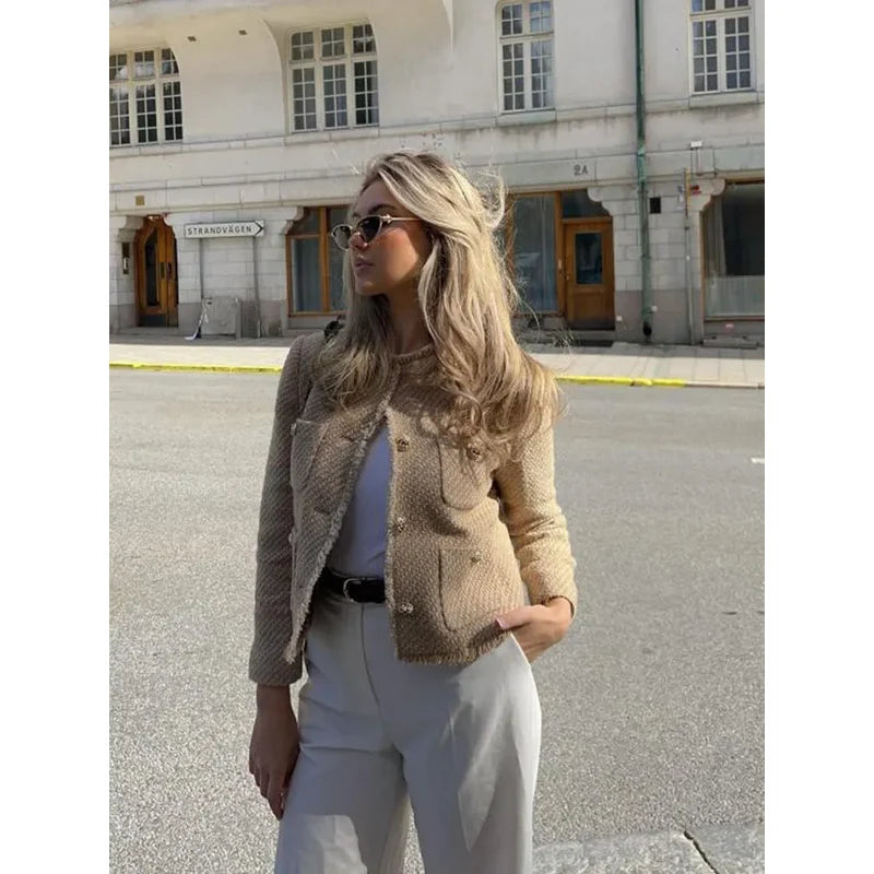 Chaqueta corta de efecto tweed para mujer en beige – look con pantalón gris