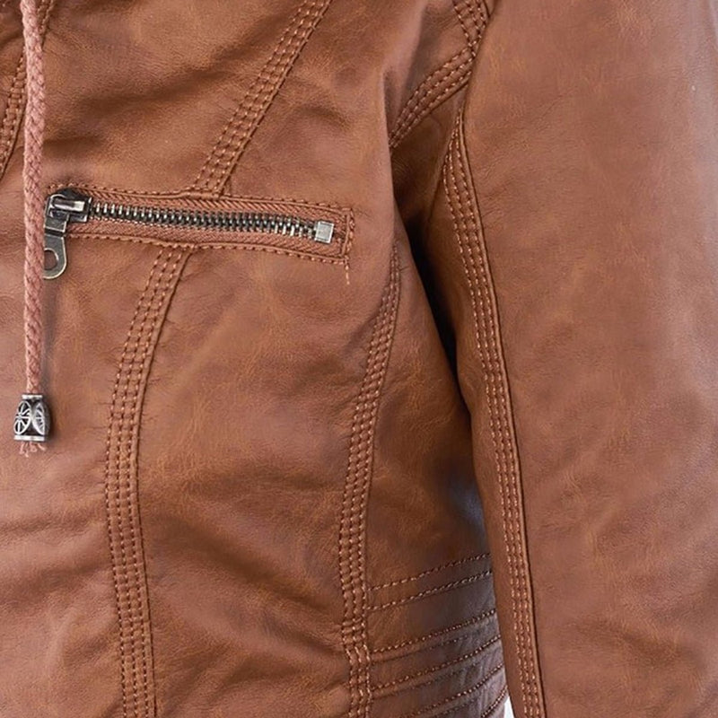 Chaqueta de efecto cuero con capucha para mujer en camel – detalle del bolsillo con cremallera
