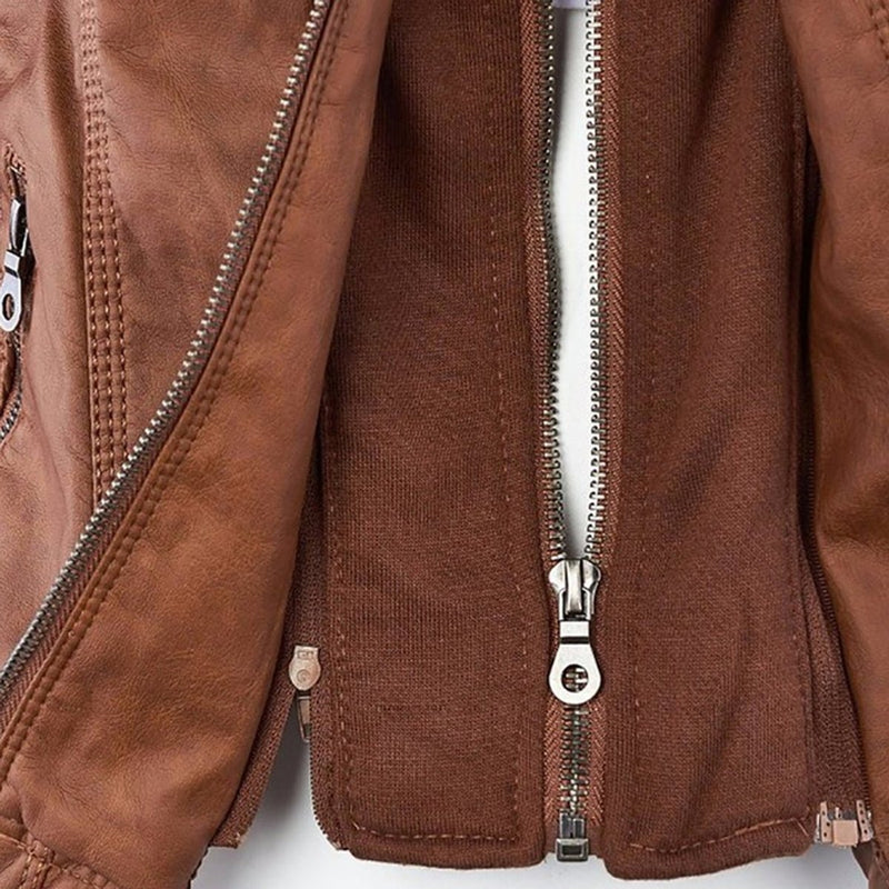 Chaqueta de efecto cuero con capucha para mujer en camel – detalle de la cremallera