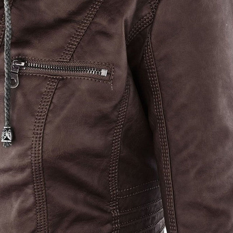 Chaqueta de efecto cuero con capucha para mujer en marrón oscuro – detalle del bolsillo con cremallera