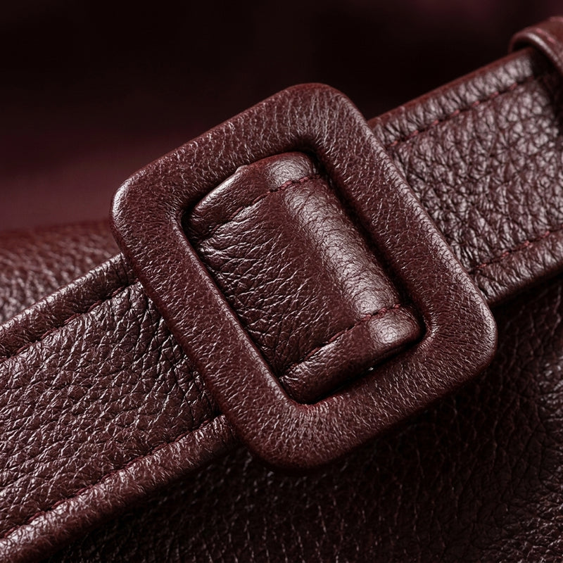 Chaqueta de efecto cuero con cinturón para mujer en marrón oscuro – detalle de la hebilla