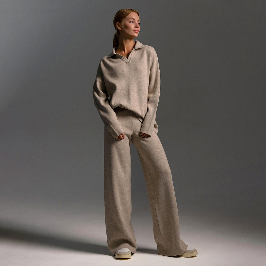 Conjunto de punto para mujer con jersey de cuello polo y pantalón ancho en beige, look completo
