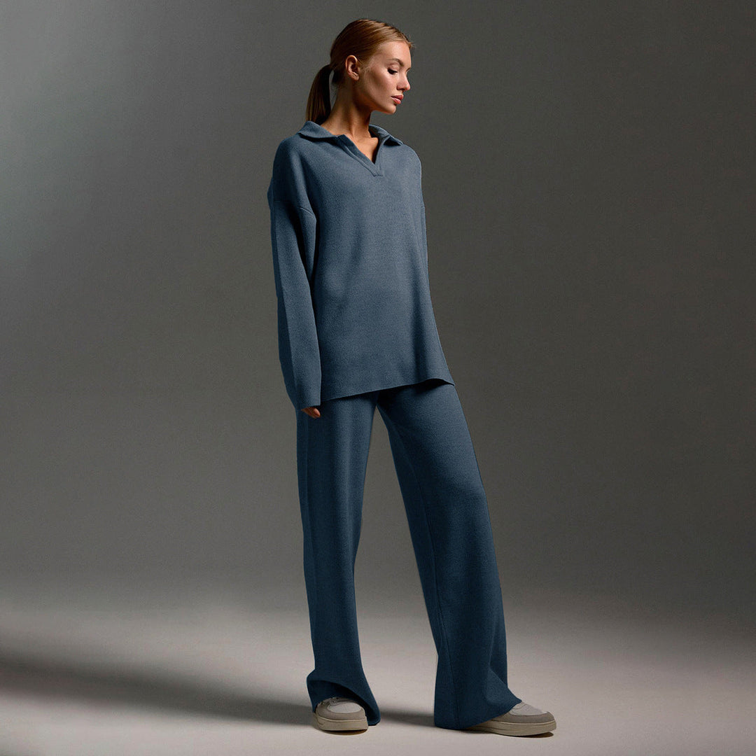 Conjunto de punto para mujer en azul acero, vista frontal con jersey de cuello polo