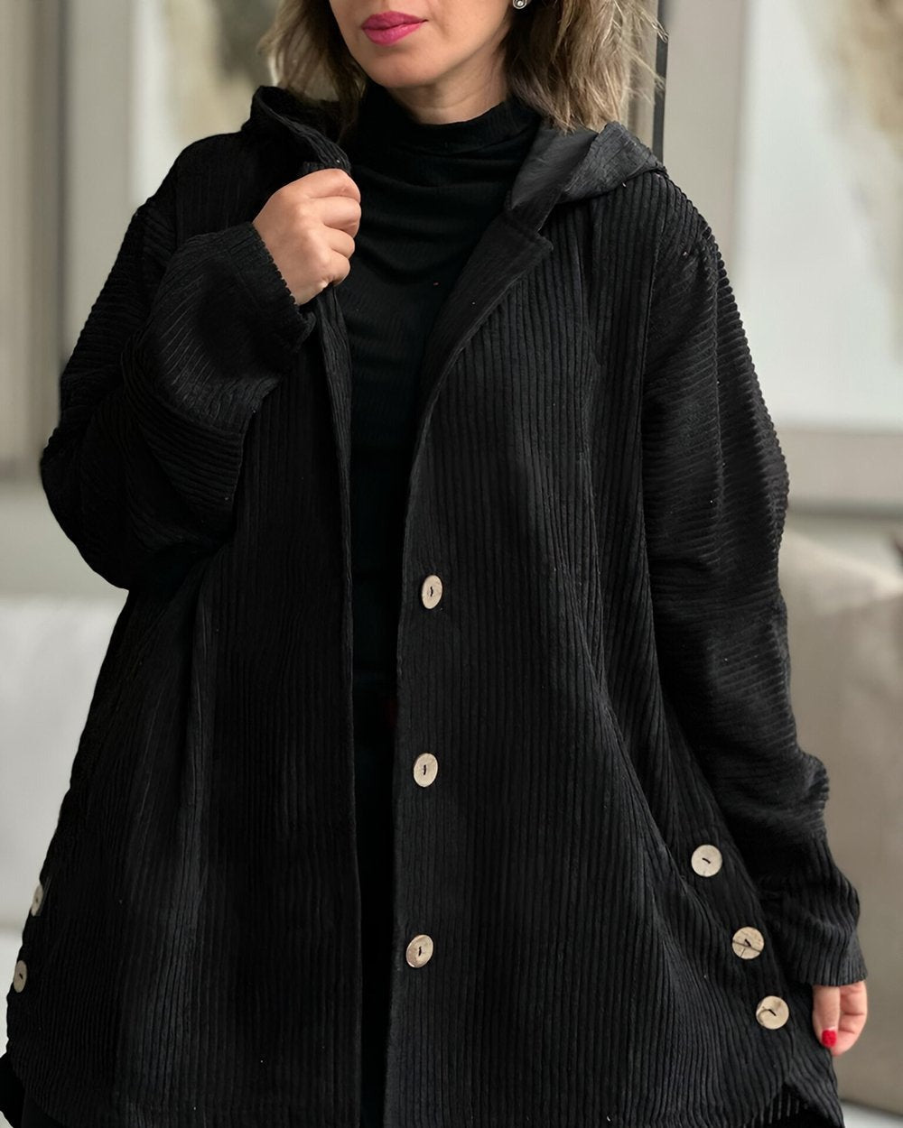 Chaqueta de pana para mujer con capucha en negro