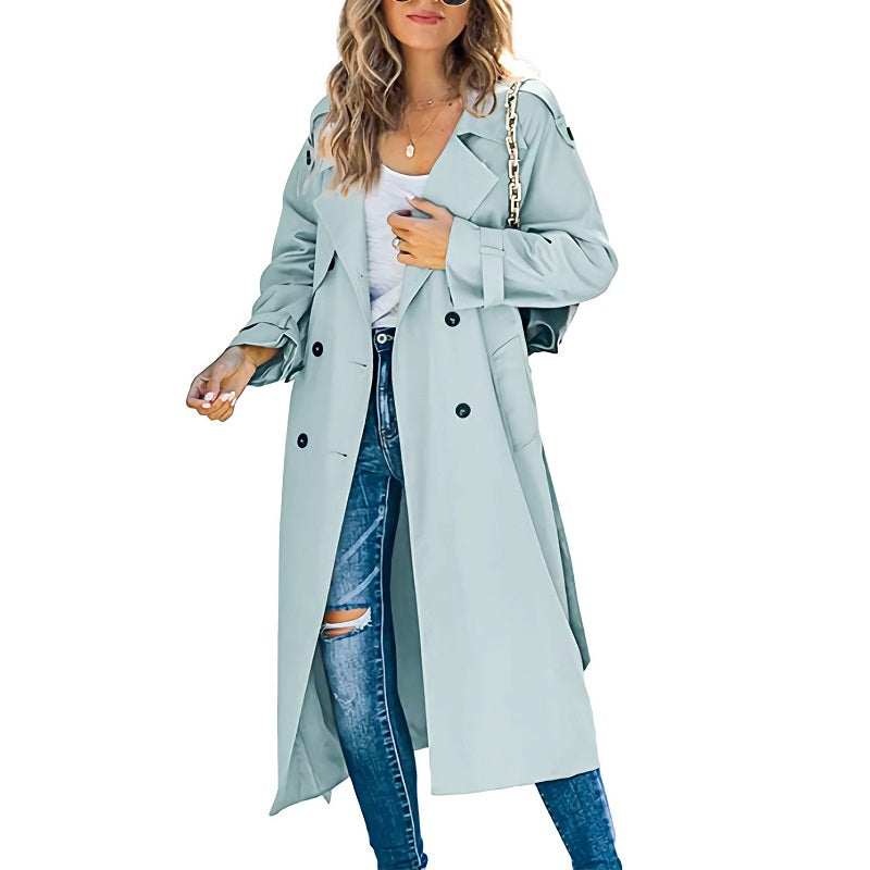 Gabardina larga para mujer en azul claro con doble botonadura y vaqueros rotos