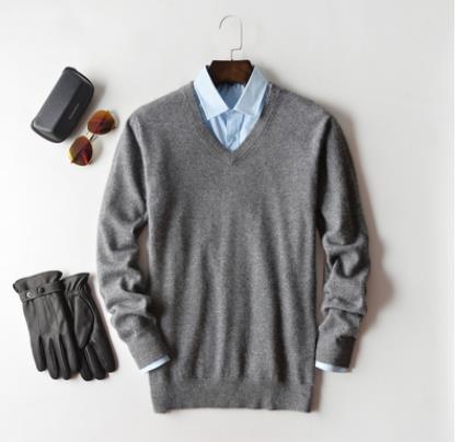 Jersey de punto fino para hombre con cuello redondo o de pico en gris - cuello de pico