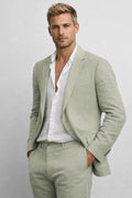 Traje para hombre de estilo elegante en verde claro