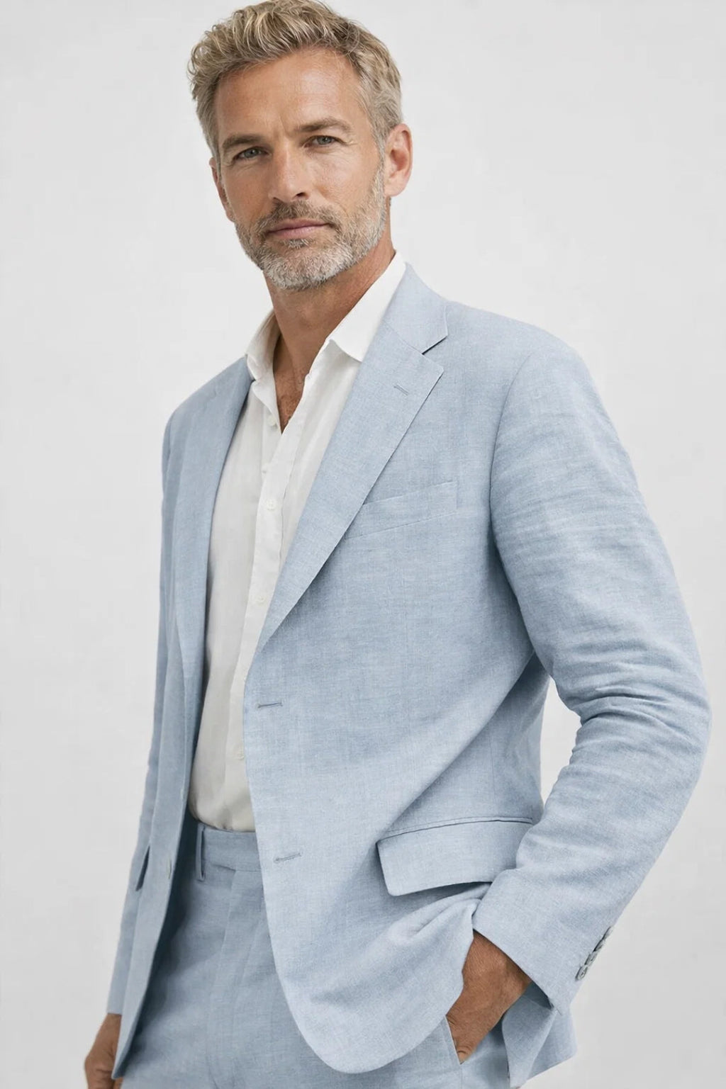 Traje para hombre de estilo elegante en azul claro