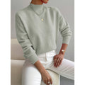 Jersey de punto liso con cuello alto para mujer en verde salvia – vista frontal