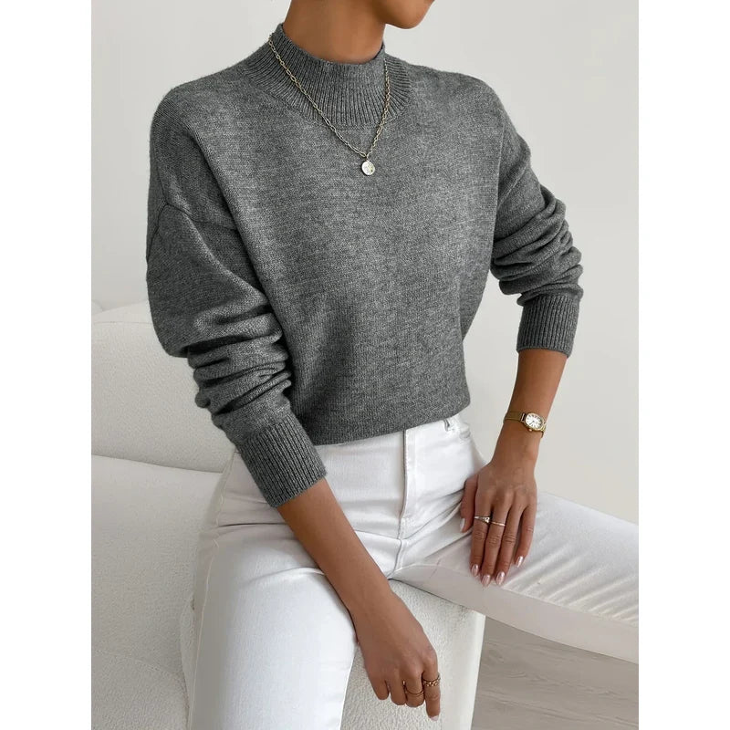 Jersey de punto liso con cuello alto para mujer en gris oscuro – vista frontal