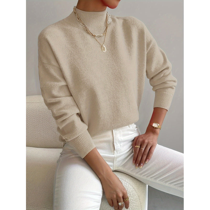 Jersey de punto liso con cuello alto para mujer en beige – vista frontal