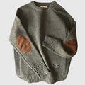 Jersey de punto para hombre con coderas y cuello redondo en gris, vista frontal