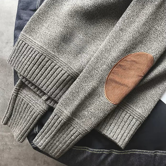 Detalle de la codera y los puños acanalados del jersey de punto para hombre
