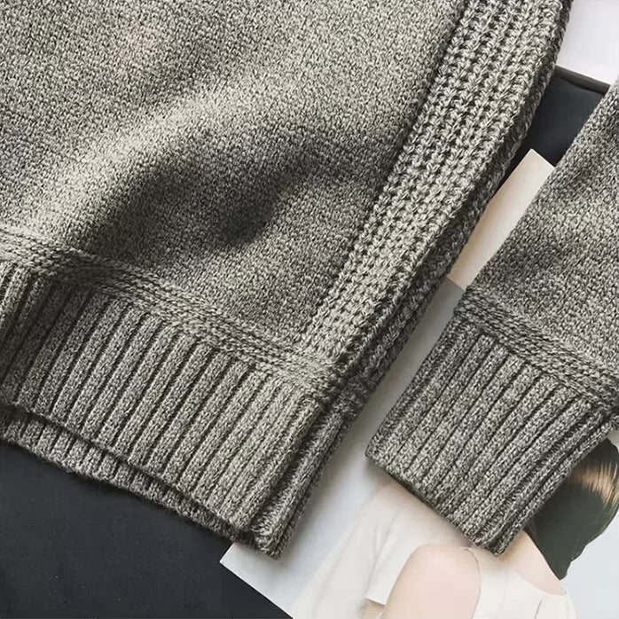 Detalle del bajo acanalado y del punto del jersey para hombre con coderas