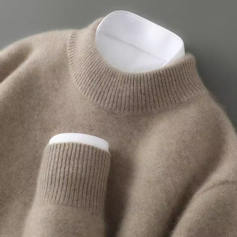 Jersey de punto suave con cuello redondo para hombre en camel – vista frontal