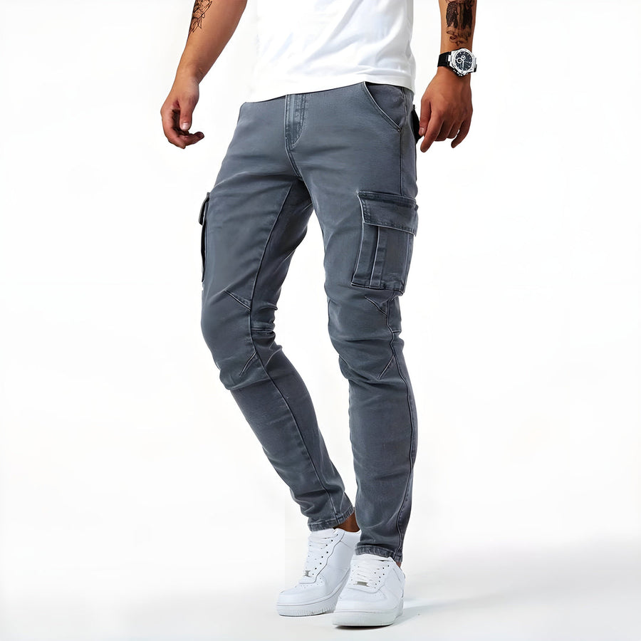 Pantalón cargo ajustado para hombre con bolsillos de solapa y costuras en rodilla para el día a día