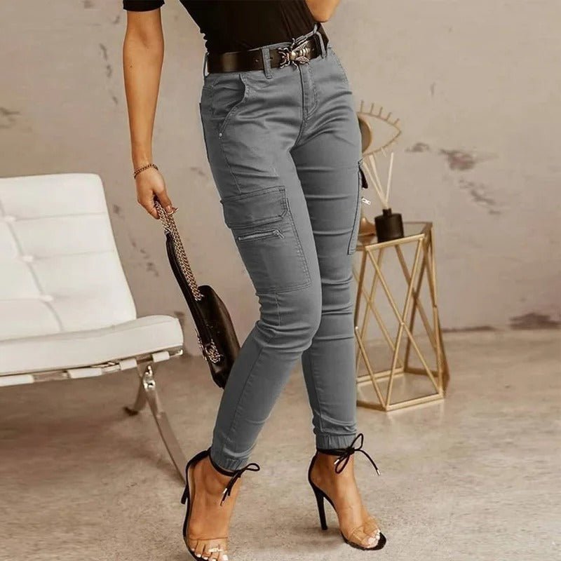 Pantalón cargo de corte ajustado para mujer en gris, vista lateral con bolsillo con cremallera